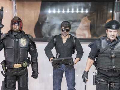 A poca distanza ci fa notare anche tre riproduzioni dell'attore Sylvester Stallone nei ruoli recitati nelle pellicole "Dredd", "Il poliziotto Cobra" e "I mercenari"